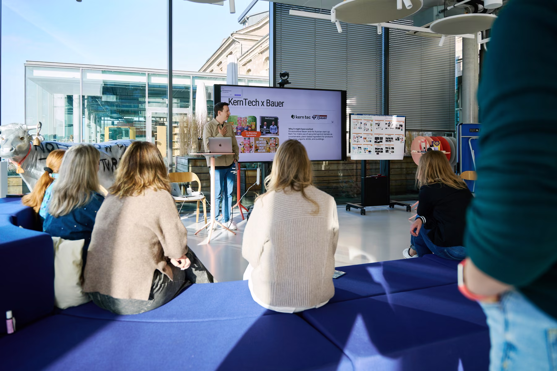 Präsentation vor Teilnehmenden im FutureFoodCo Space in Berlin